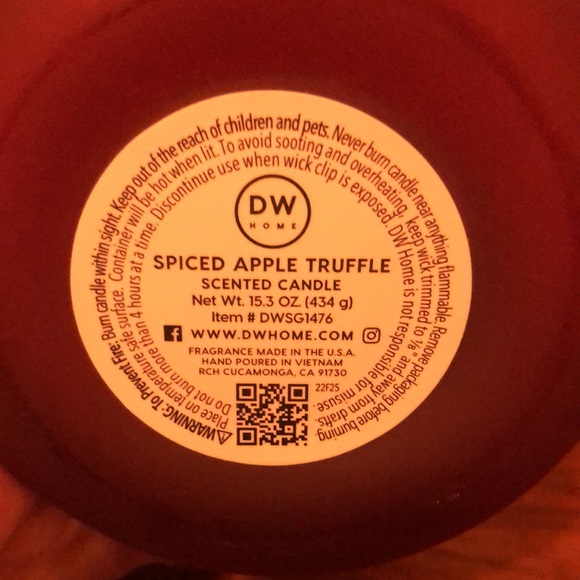 DW SPICED APPLE TRUFFLE HAND PURED SCENTED CANDLE. 434 G - Picture 4 of 5